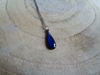 Pendentif petite goutte bleu nuit