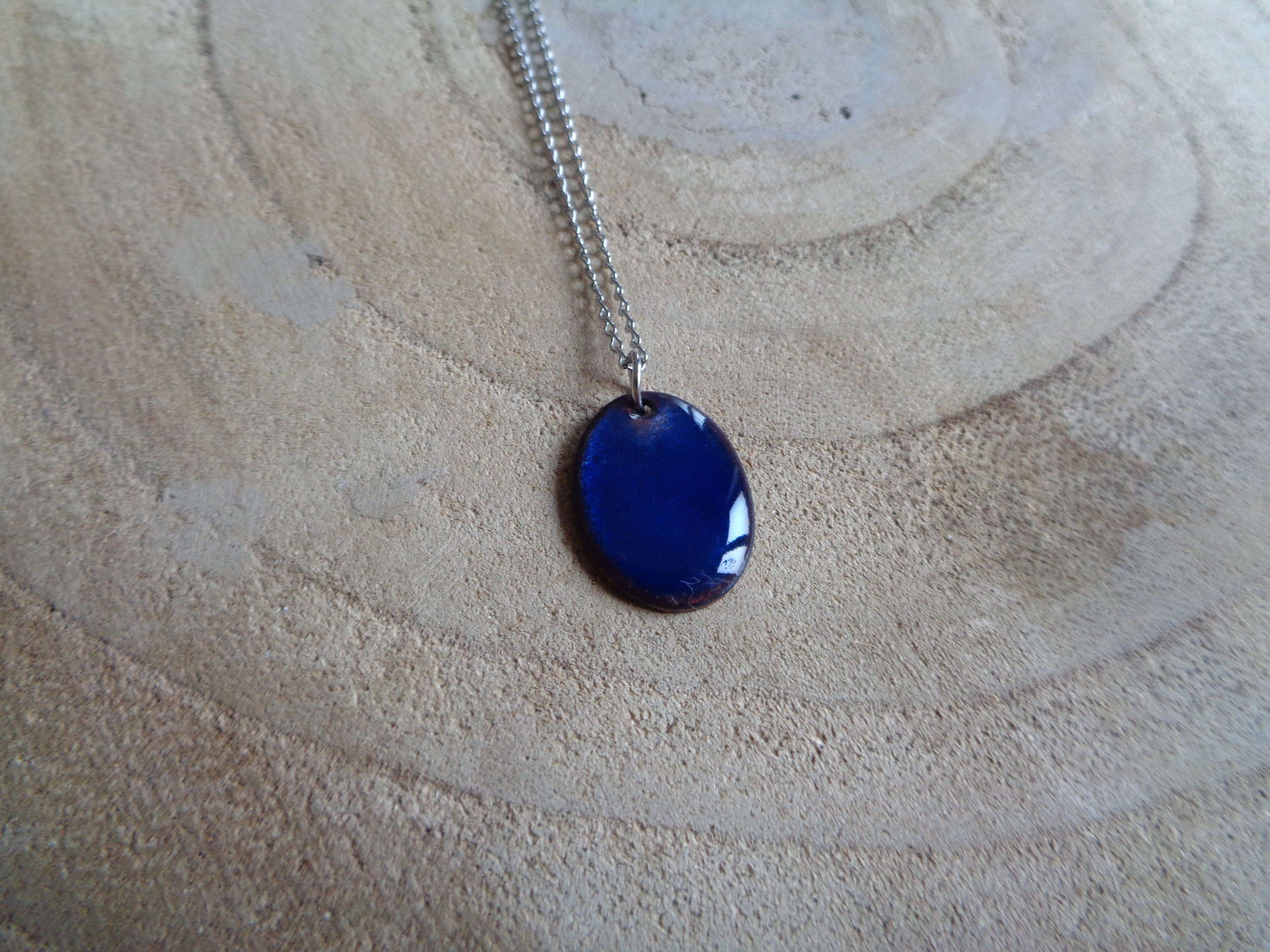 Pendentif petit ovale bleu nuit