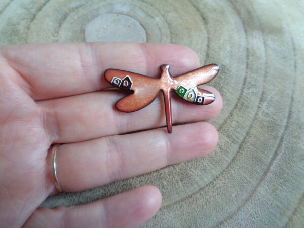 Broche Libellule aux couleurs urbaines