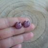 Boucles d'oreilles clous tête de chat mauve – Image 2