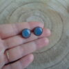 Boucles d'oreilles clous petit rond vert clair – Image 2