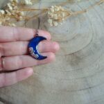 Pendentif "Croissant de lune aux couleurs urbaines" – Image 2