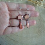 Boucles d'oreilles fleurs et goutte – Image 3