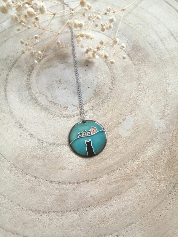 Pendentif "Le Chat noir veille sur le village"