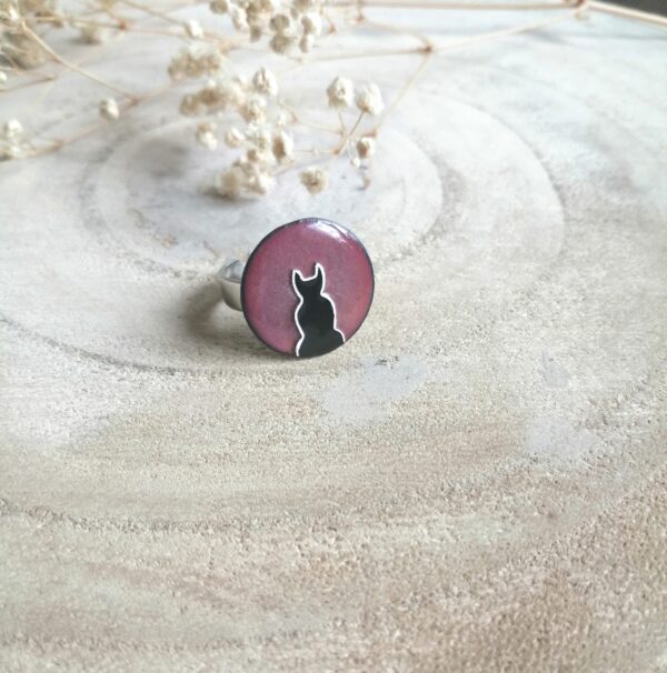 Bague "Le Chat noir" ronde mauve