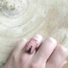 Bague "Le Chat noir" rectangulaire rose – Image 2