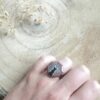 Bague "Le Chat noir" octogonale gris bleuté – Image 2