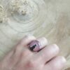 Bague "Le Chat noir" ronde mauve – Image 2
