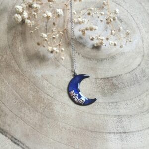 Pendentif "Croissant de lune aux couleurs urbaines"