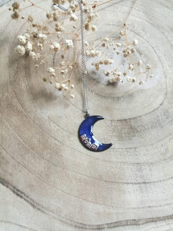 Pendentif "Croissant de lune aux couleurs urbaines"
