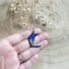 Pendentif "Croissant de lune aux couleurs urbaines" – Image 2
