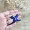 Boucles d'oreilles croissant de lune bleu nuit – Image 2