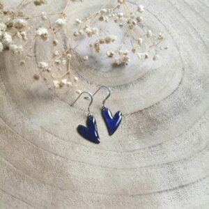 Boucles d'oreilles cœur stylisé bleu nuit