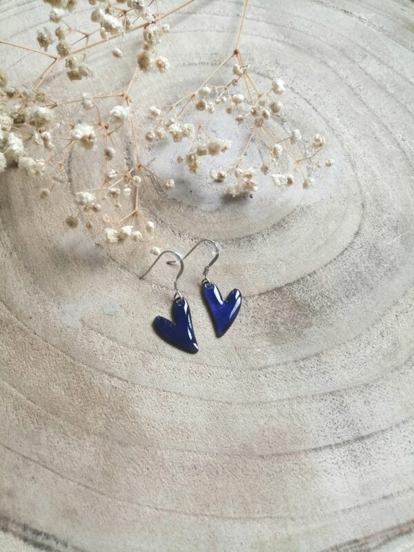 Boucles d'oreilles cœur stylisé bleu nuit