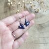 Boucles d'oreilles cœur stylisé bleu nuit – Image 2
