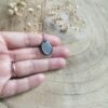 Pendentif ovale gris clair – Image 2
