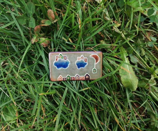 Broche "Le village venu du ciel"