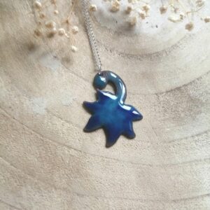Pendentif fleur bleue