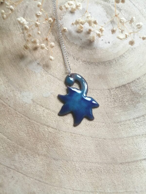Pendentif fleur bleue