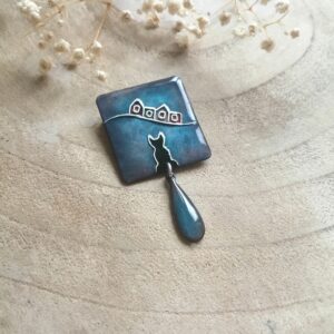 Broche "Le Chat noir veillant sur le village"