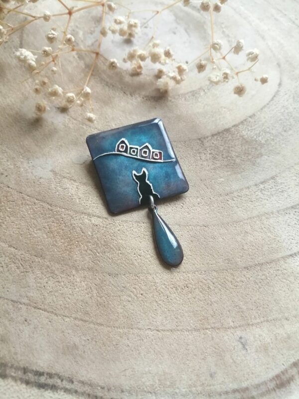 Broche "Le Chat noir veillant sur le village"