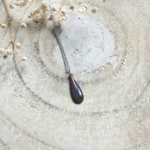 Pendentif petite goutte gris
