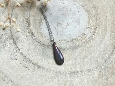 Pendentif petite goutte gris