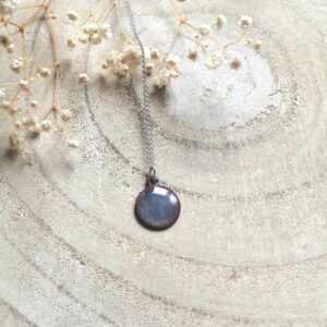 Pendentif petit rond gris bleuté