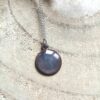 Pendentif petit rond gris bleuté – Image 2