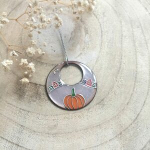 Pendentif "La citrouille et le village"