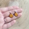 Boucles d'oreilles petit rond jaune – Image 2