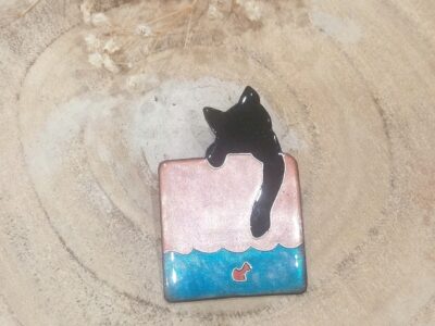 Broche "Le Chat noir s'amuse"