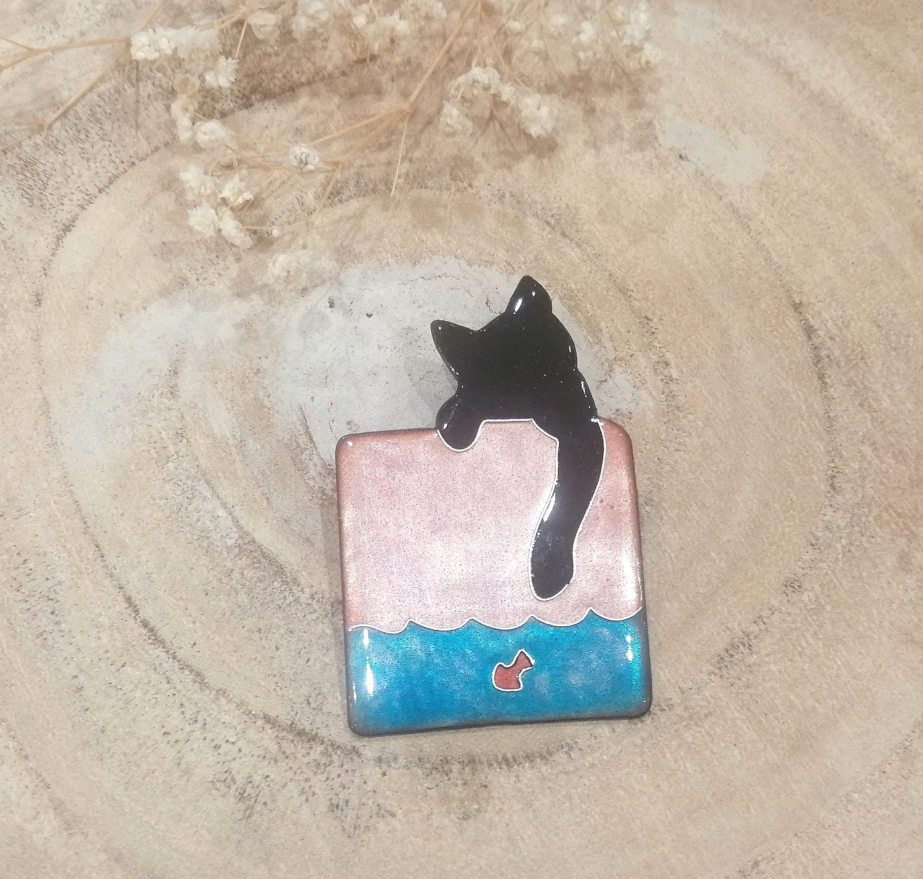Broche "Le Chat noir s'amuse"