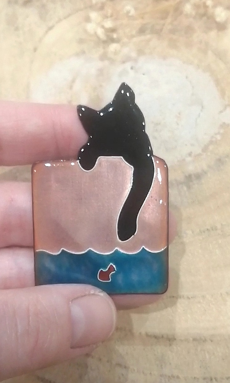 Broche "Le Chat noir s'amuse" – Image 2
