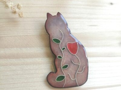 Broche chat aux fleurs
