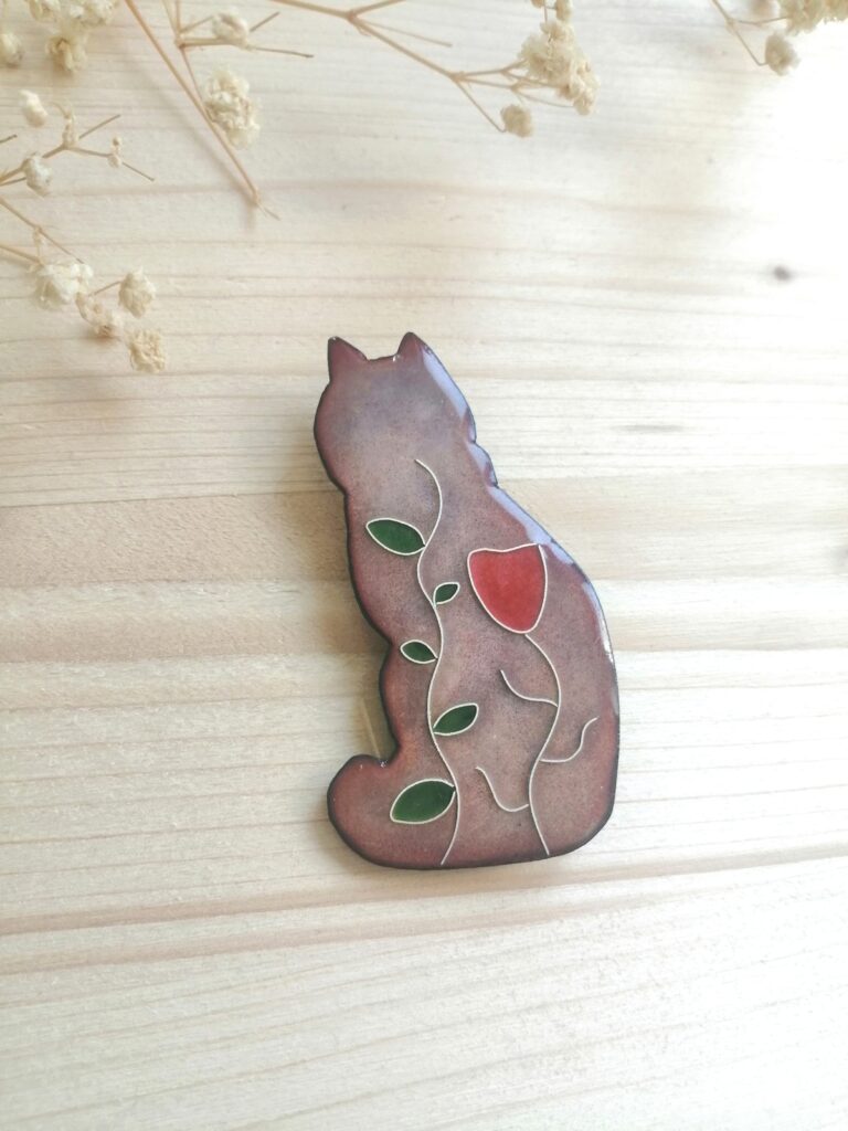 Broche chat aux fleurs