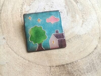 Broche carrée maison et arbre