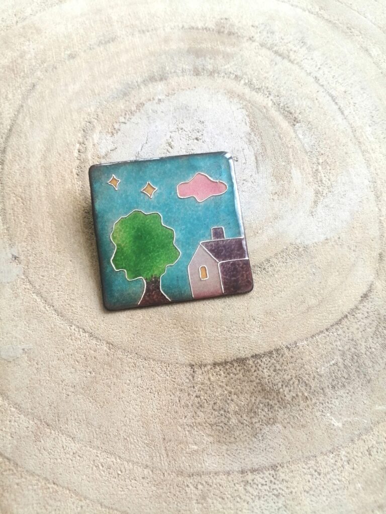 Broche carrée maison et arbre