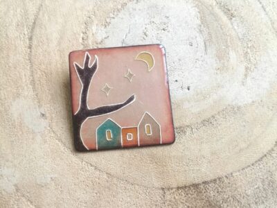 Broche carrée maisons et lune