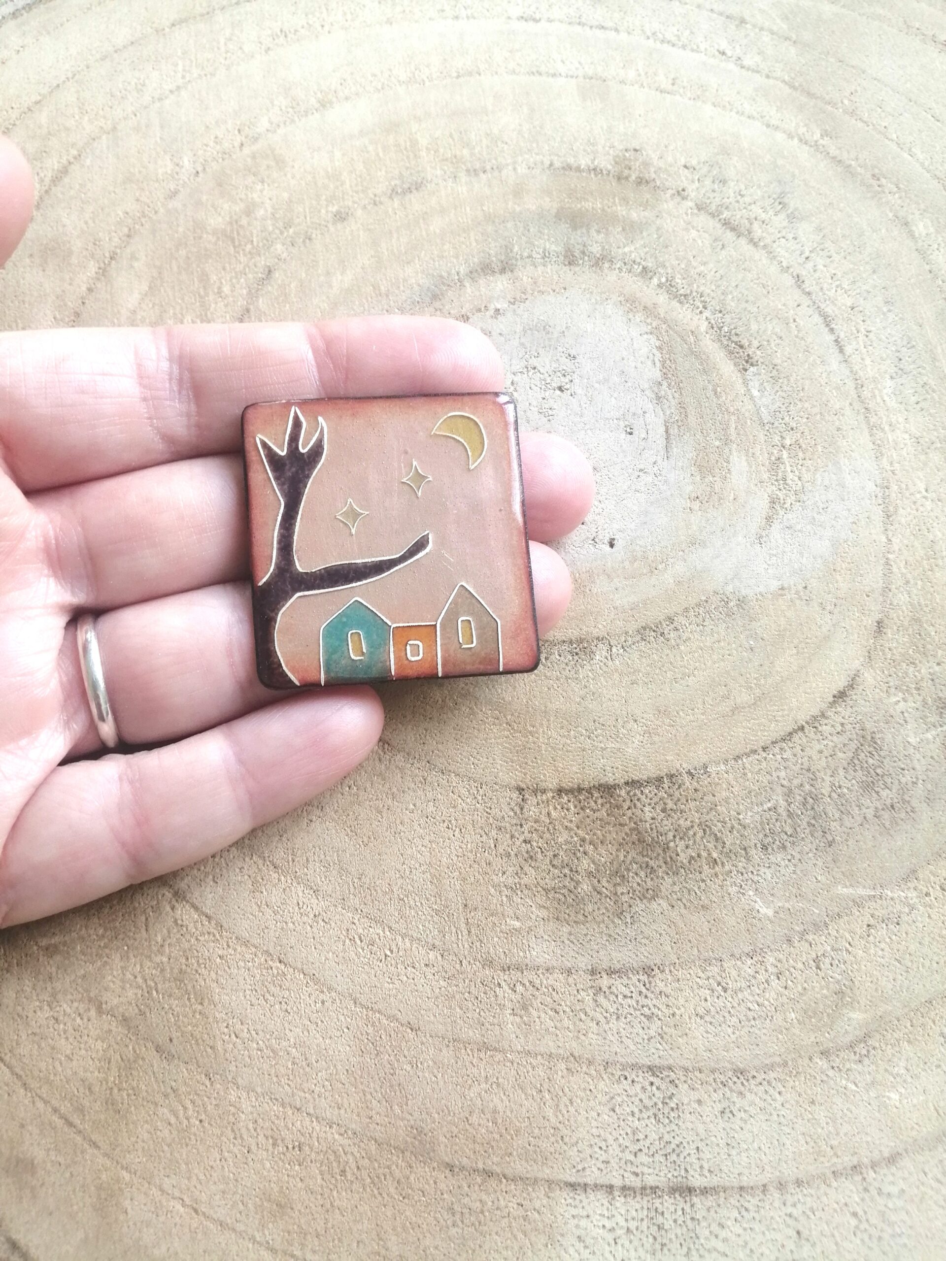 Broche carrée maisons et lune – Image 2